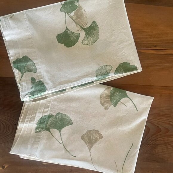 The Company Store 2 Standard Pillowcases Ginkgo Leaf Pattern 100% Cotton - Picture 1 of 4
